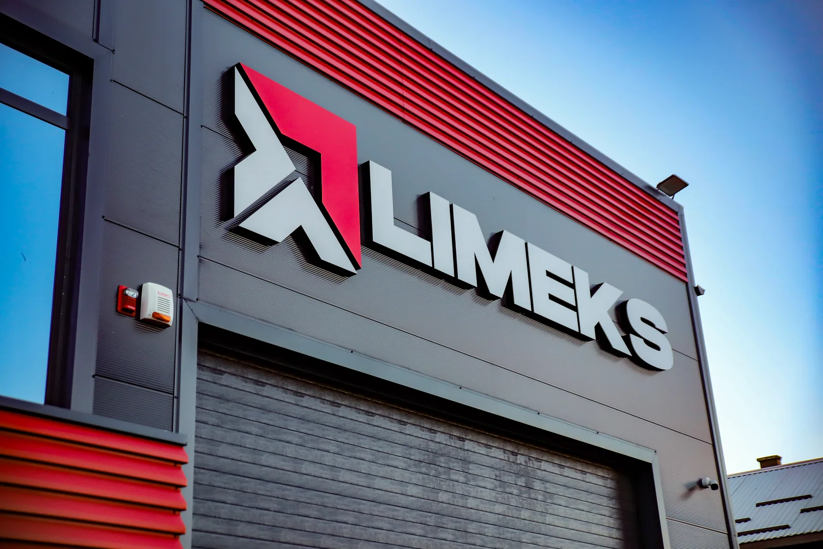 Logo LIMEKS na fasadi objekta