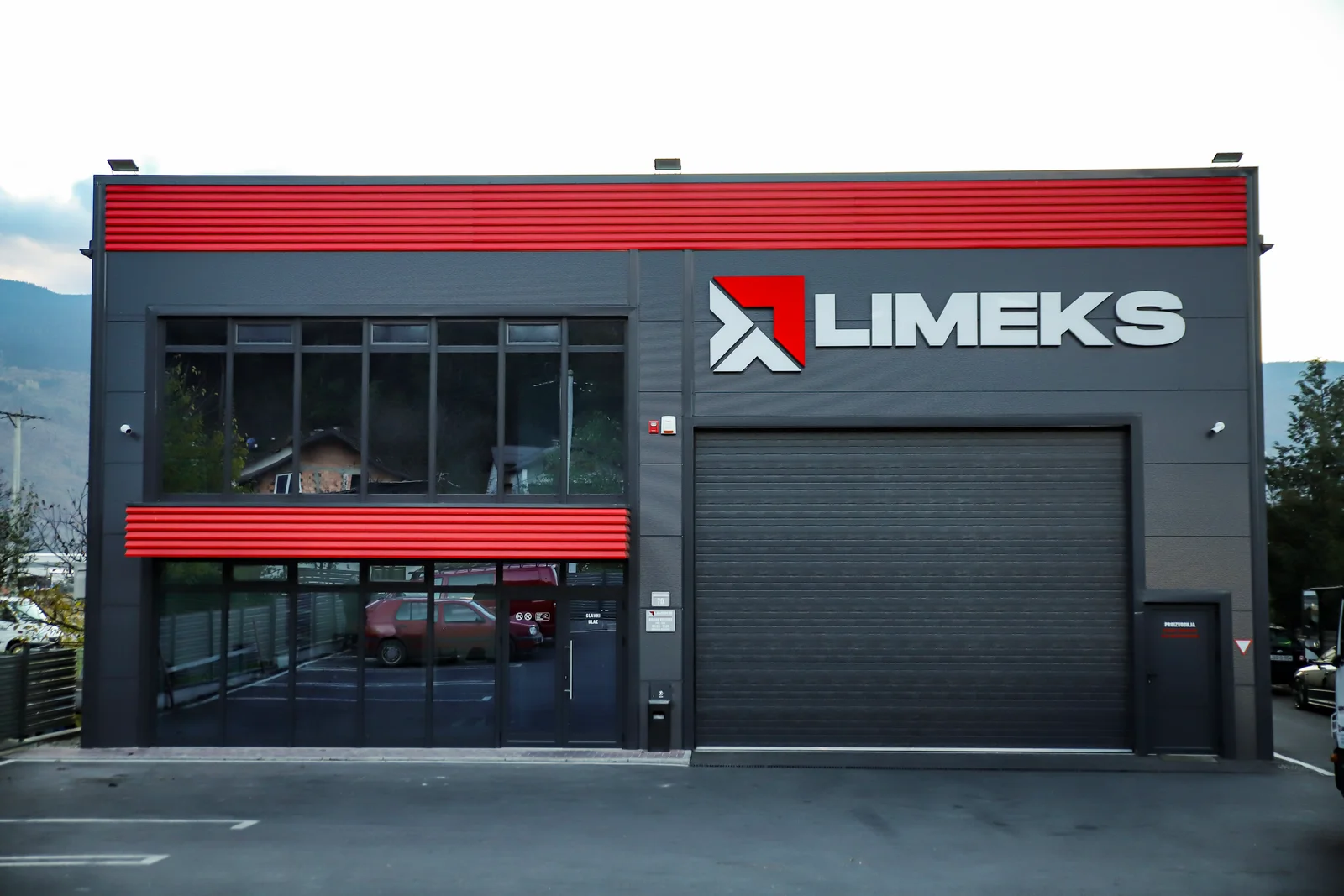 Objekat Limeksa sa parkingom